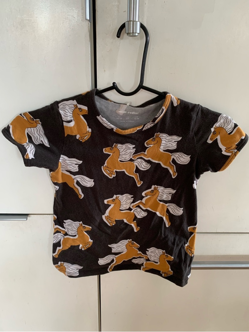 Mini Rodini Horses AOP SS Tee | Black 5-7